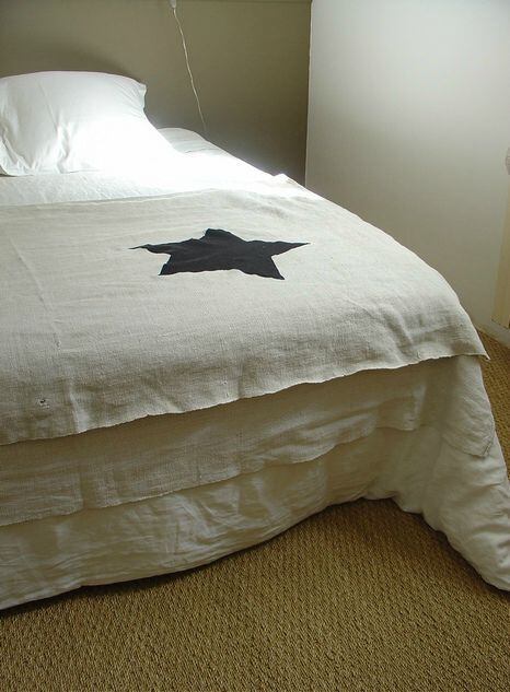 Esta tela es ideal para tapicería y con poco podés lograr un cambio importante en el espacio. Desde pie de cama, fundas para almohadones y ropa de cama.