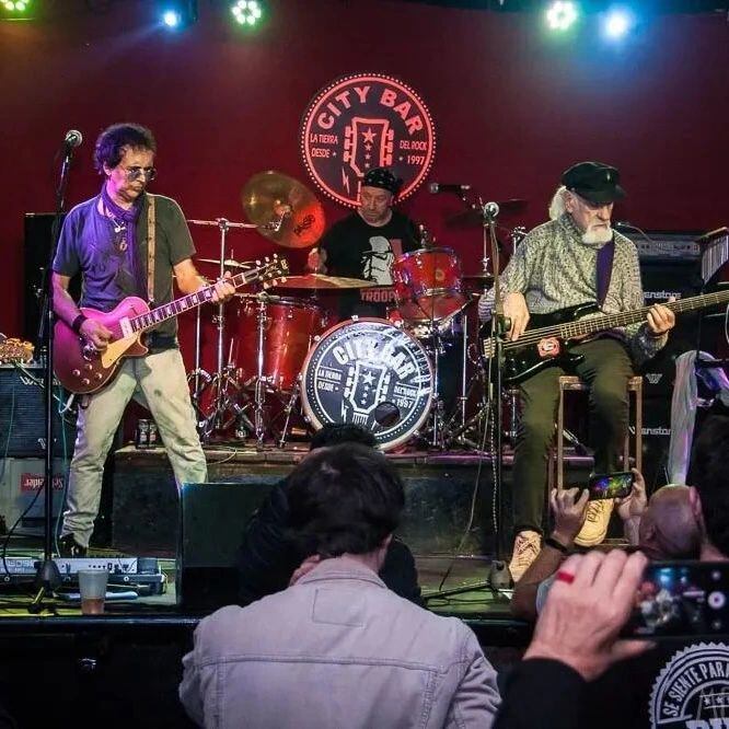 Esta versión de la legendaria banda, en la actualidad.