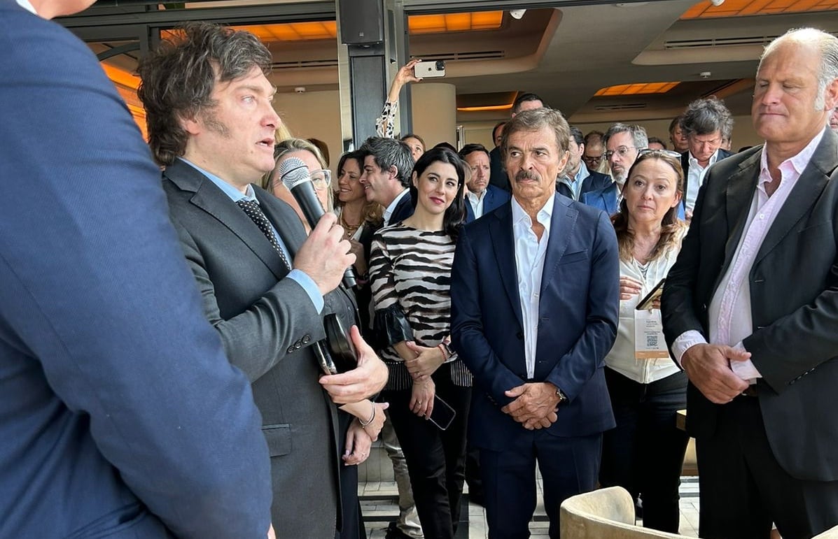 Javier Milei no fue al coloquio IDEA y tuvo su propio encuentro con empresarios en Mar del Plata. Los empresarios también pidieron el modelo UOCRA para crear un “fondo de cese” en caso de despidos