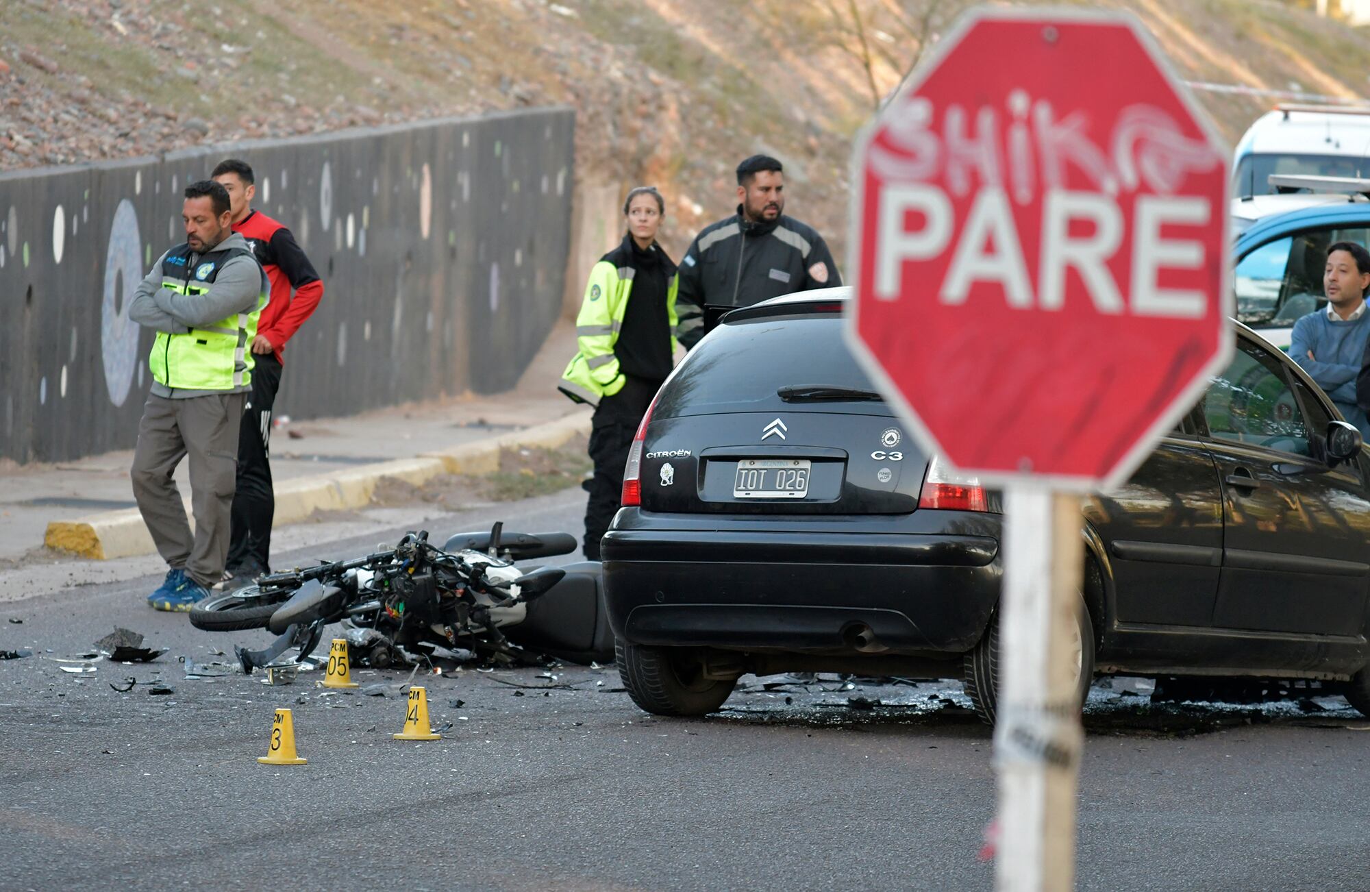 Federico Ariel Cherry, de 24 años murió esta mañana tras un choque frontal entre una motocicleta  y un auto. El incidente vial ocurrió frente al Parque Metropolitano de Maipú.  
Foto : Orlando Pelichotti
