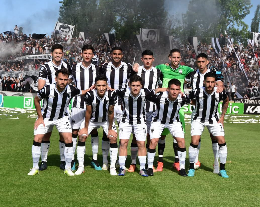 Superclásico del fútbol Mendoza. En el Víctor Legotaglie, Gimnasia y Esgrima e Independiente Rivadavia juegan un cruce histórico en la Primera Nacional. / Mariana Villa (Los Andes). 