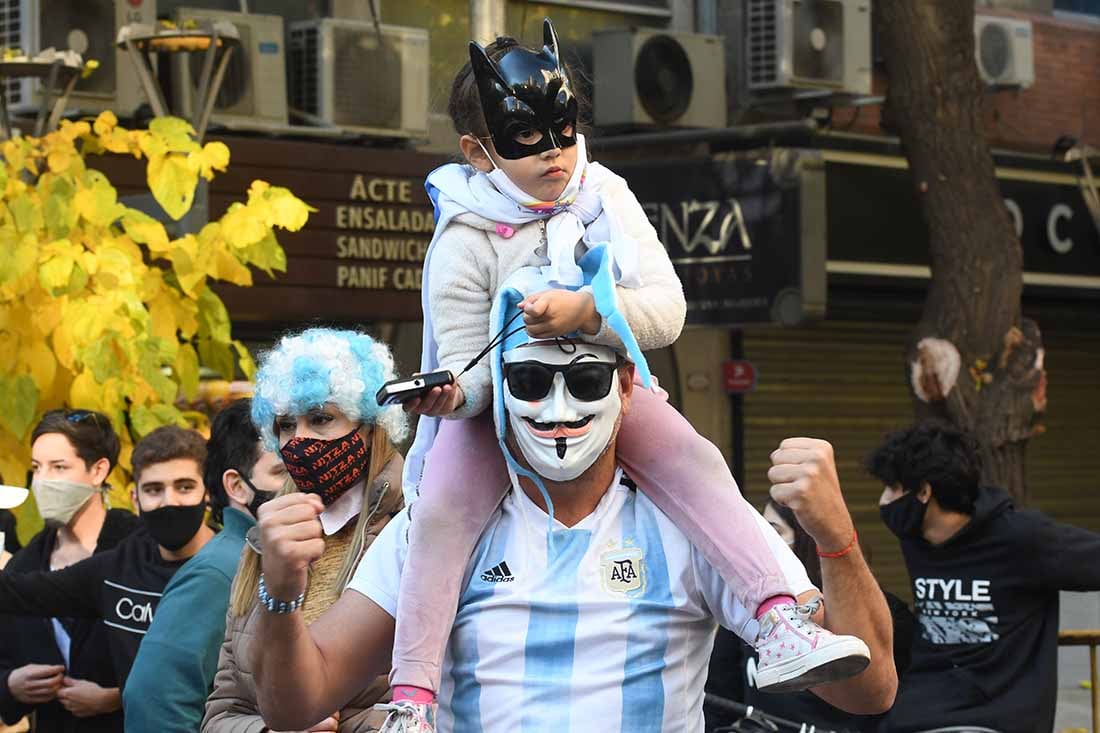 Mendocinos se manifestaron contra las nuevas restricciones del Gobierno nacional en pandemia, un papa junto a su hija apoyando la manifestación