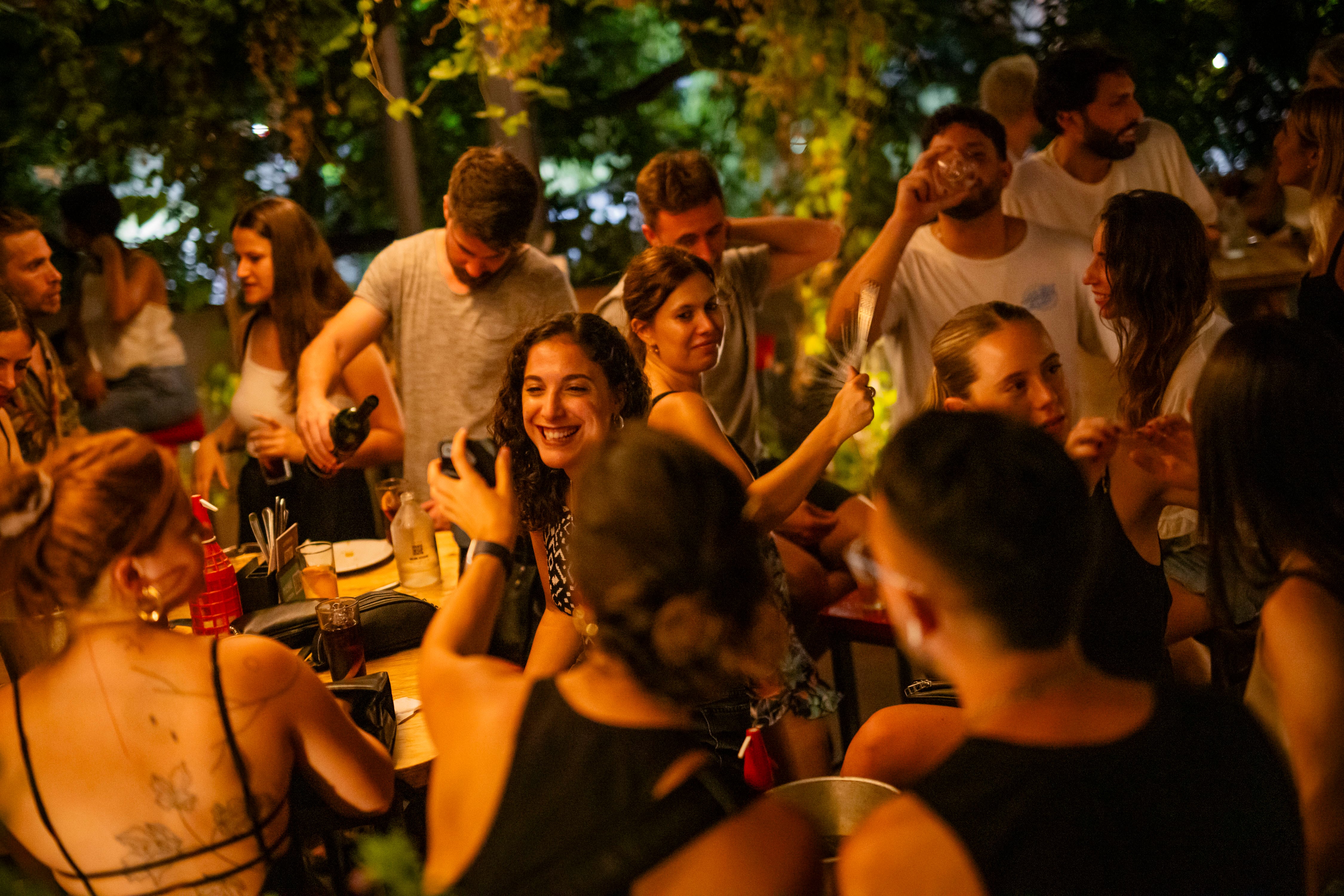 Las fiestas y celebraciones suelen traer consigo excesos, y entre ellos, el consumo de alcohol es una de las principales causas de molestias posteriores, como la temida resaca. Foto: Gentileza La Fuerza