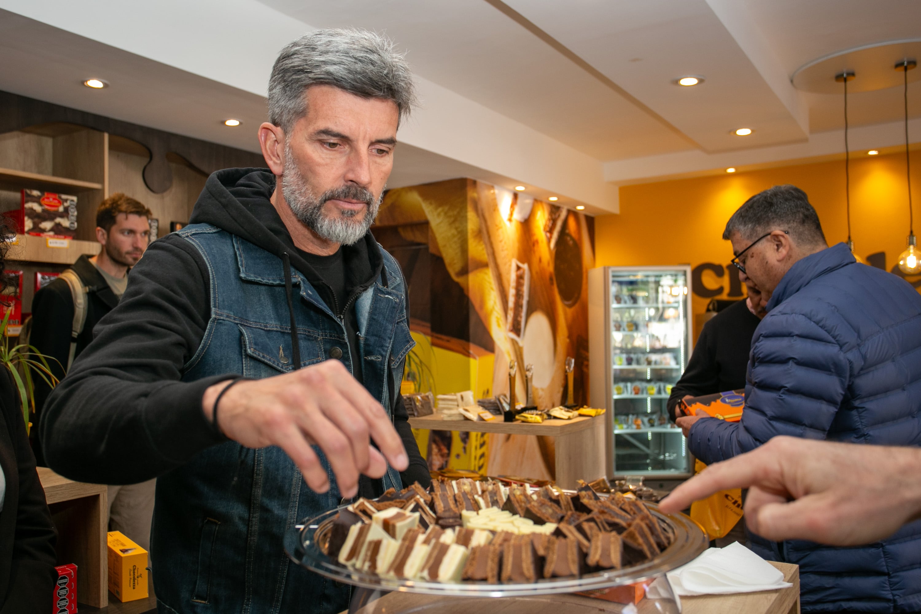 Ulpiano Suarez visitó una emblemática marca de alfajores que ganó dos medallas de oro en el Mundial