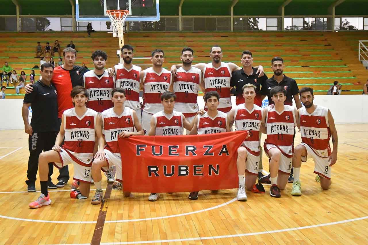 En la previa del juego decisivo ante Rivadavia, el plantel de Atenas lució una bandera en apoyo a Rubén Rosales, ferviente colaborador y dirigente. Foto: José Gutiérrez / Los Andes 