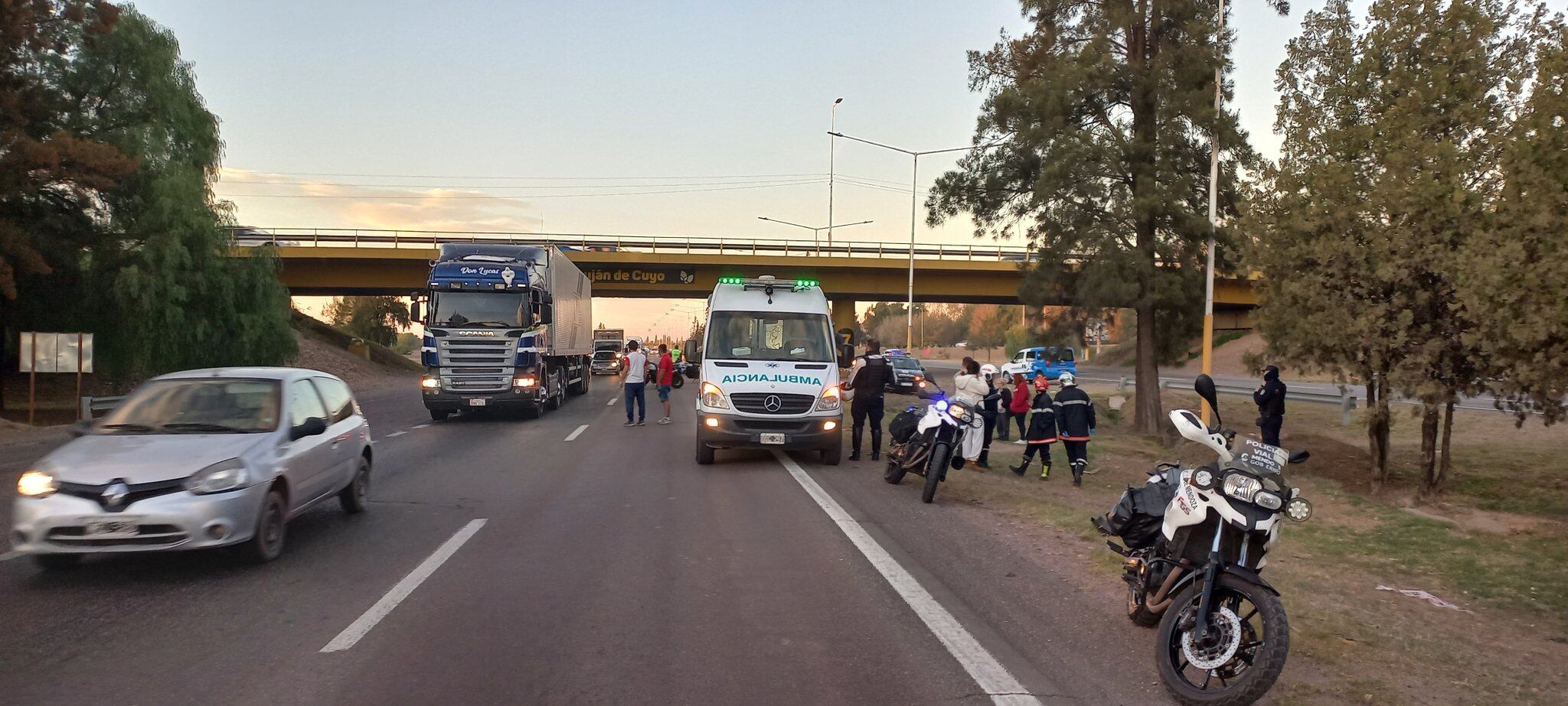 Un mujer fue atropellada al intentar cruzar el Acceso Sur/ Gentileza Matías Pacualetti