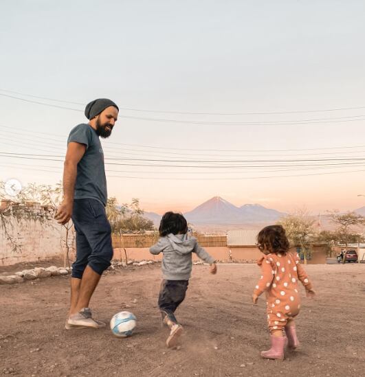 Son mendocinos, viven en América del Norte y “pausaron” todo para recorrer el continente en una casa rodante. Foto: Instagram @persiguiendocaminos