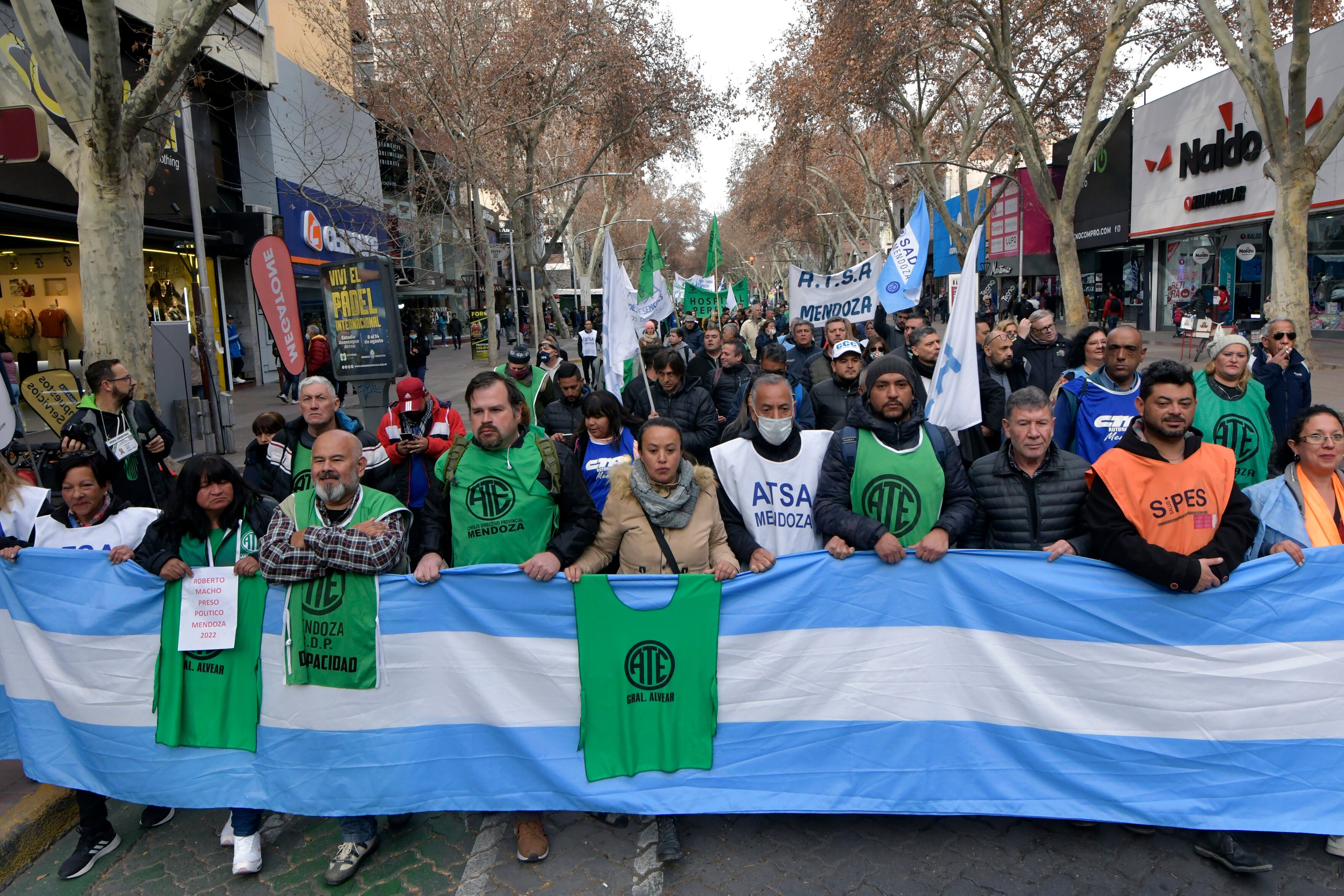 Protesta de ATE

ATE(Asociación Trabajadores del Estado), realiza una protesta y marchas  tras la detención de Macho por el corte de calles
mientras se transitaba un contexto de paritarias. 
Tras la detención de  Roberto Macho, secretario general de la Asociación de Trabajadores del Estado (ATE) y Adriana Iranzo, secretaria adjunta del gremio, quienes no se habían presentado a declarar esta semana.
Foto: Orlando Pelichotti / Los Andes