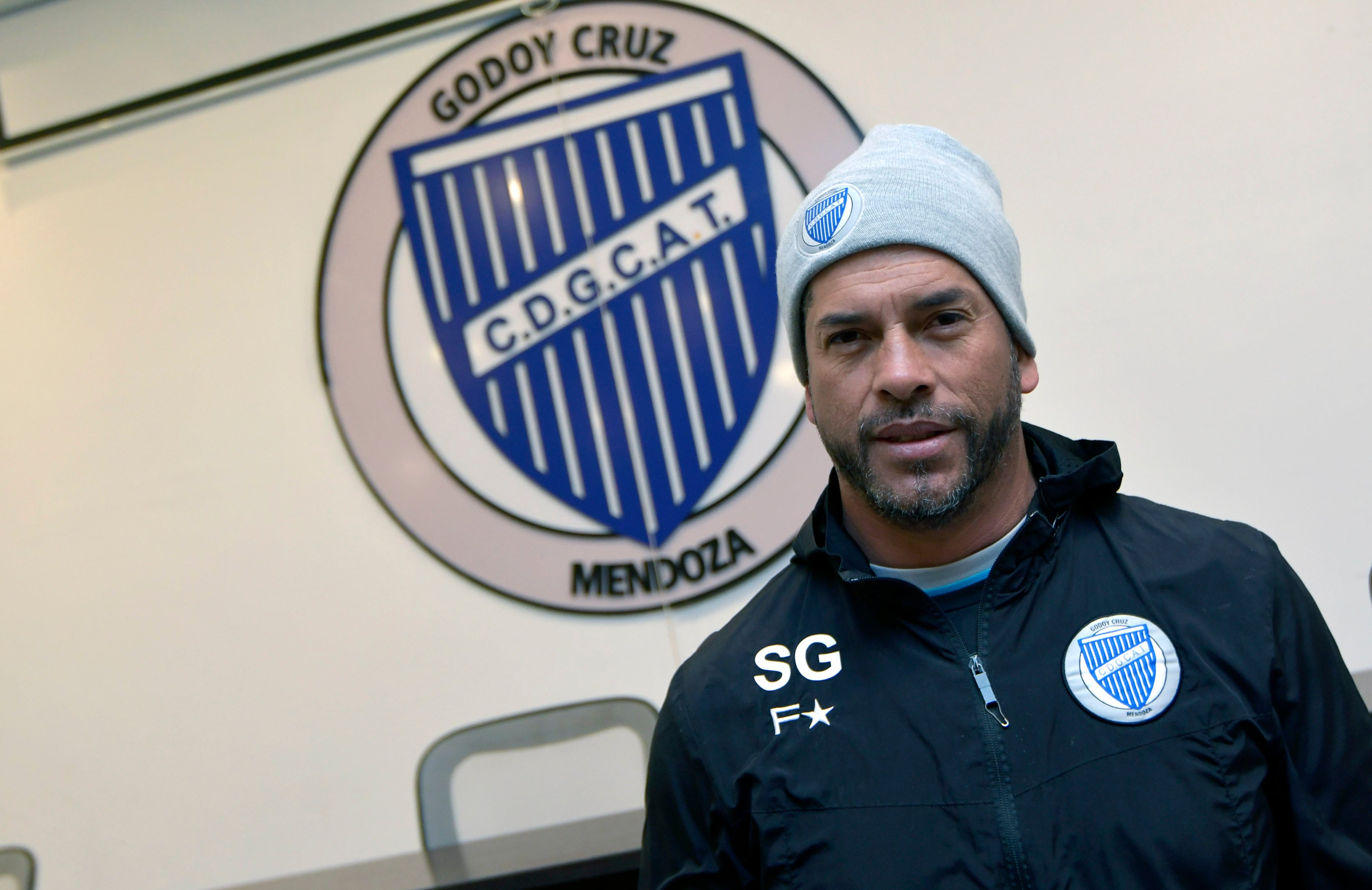 Práctica del Tomba . Fútbol - Deportes
Esta mañana, el plantel de primera del Club Atlético Godoy Cruz Antonio Tomba , realizó un entrenamiento con miras al enfrentamiento con el Club Atlético River Plate, en su predio de Coquimbito, Maipú.
La dupla táctica de Favio Orsi y Sergio Gómez , paró a los titulares en dos partidos amistosos. 
Juan Espínola
to: Orlando Pelichotti / Los Andes