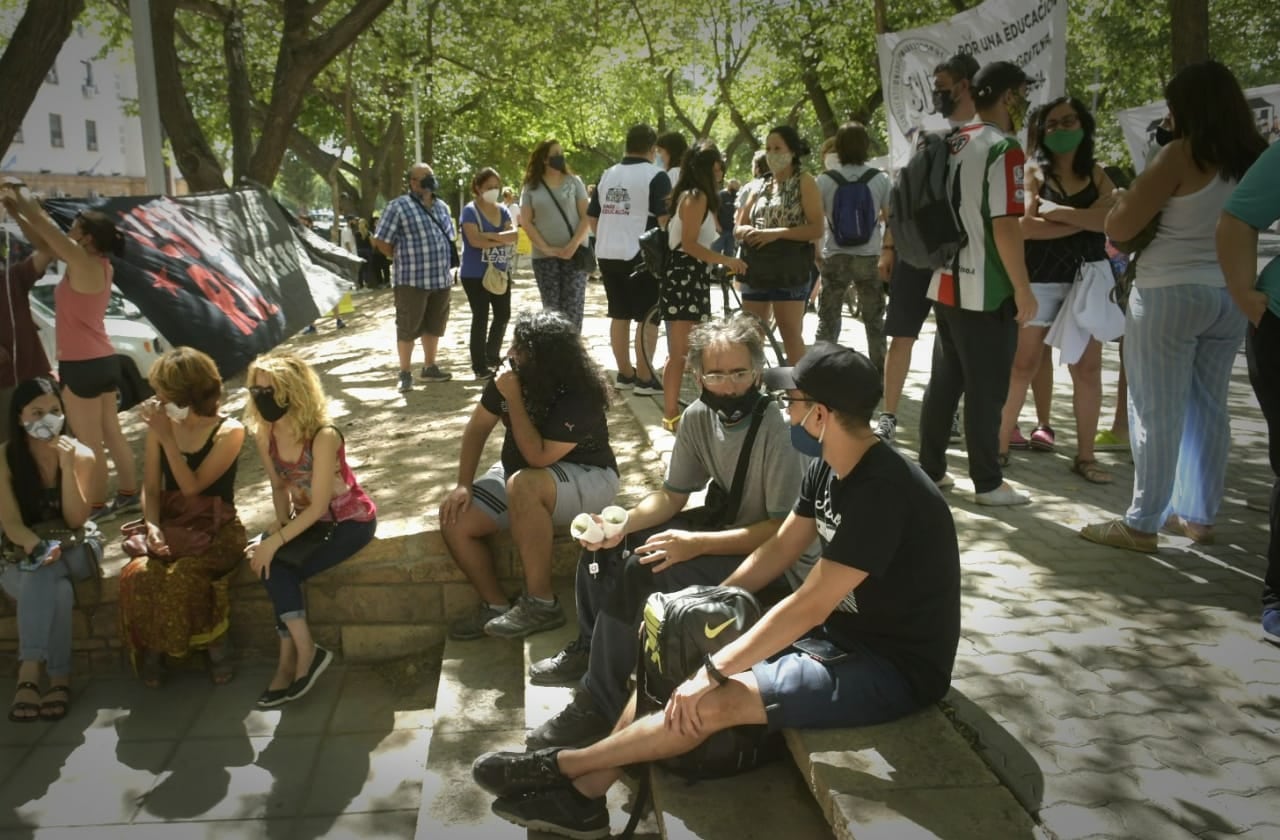 Gremialistas del SUTE se concentraron en Casa de Gobierno. Orlando Pelichotti / Los Andes