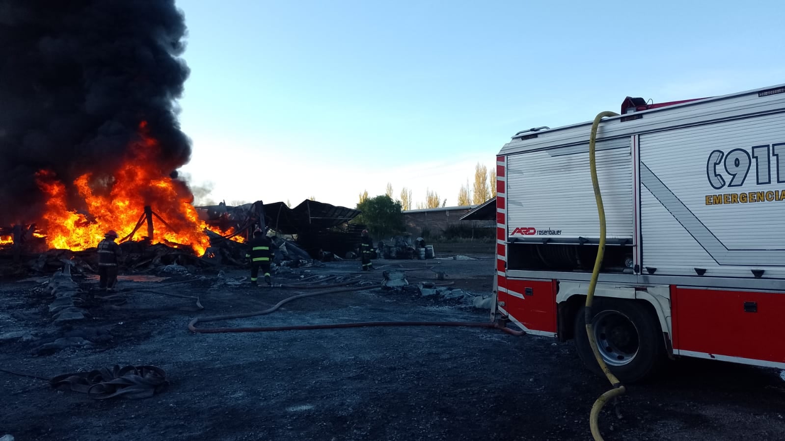 Bomberos continúan trabajando en la fábrica de plástico incendiada en San Rafael.