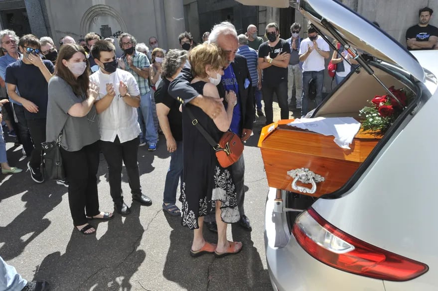 Susana Cart estuvo acompañada por familiares, amigos y colegas de Arturo.