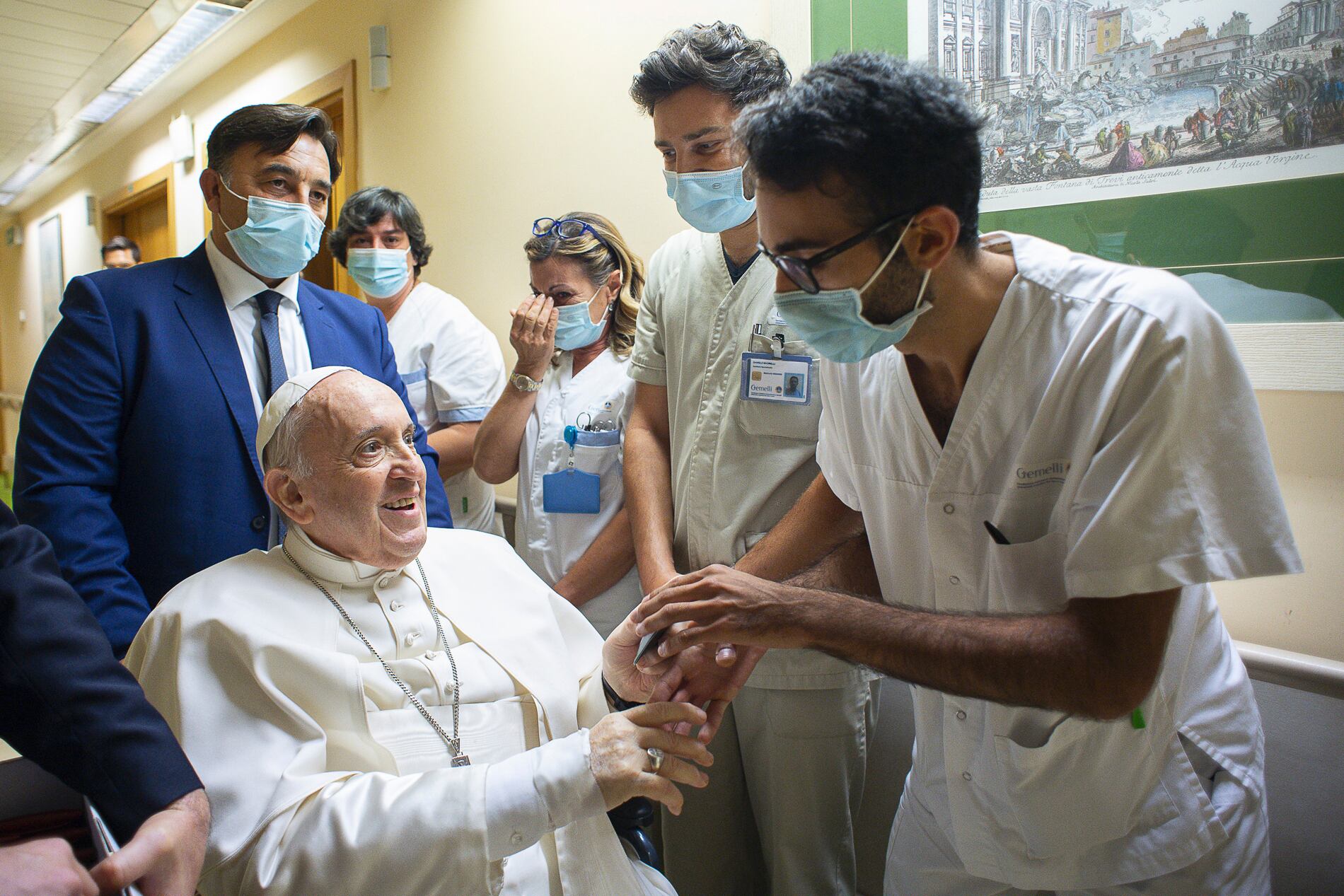 Imagen de archivo, el papa Francisco es recibido por el personal hospitalario a su entrada, en silla de ruedas, en el policlínico universitario Agostino Gemelli en Roma, el 11 de julio de 2021, antes de someterse a una operación intestinal. / Foto: Vatican Media vía AP, archivo. 