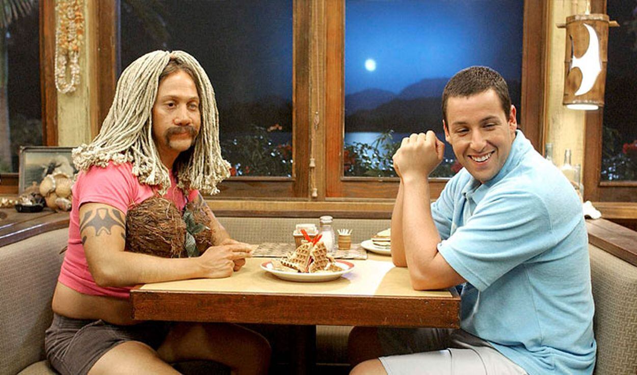 Rob Schneider tomando mate en una película de Netflix