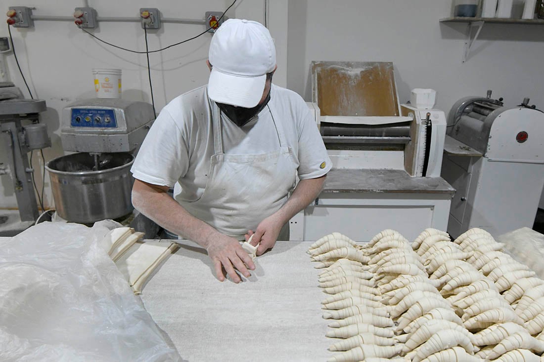 Maestros panaderos hacen sacramentos y tartas dulces en la panadería.