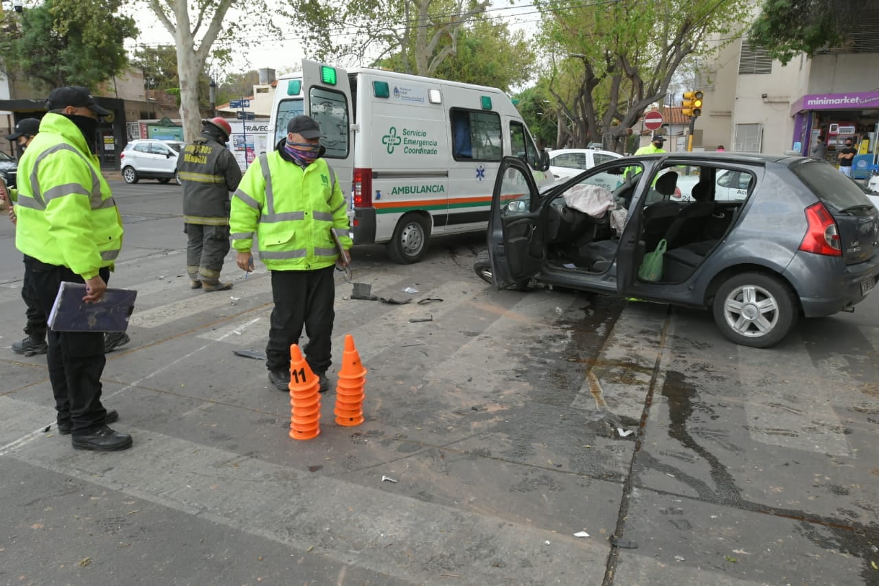 Dos personas resultaron heridas en un accidente vial. Una Ranger volcó tras chocar con un auto Renault.