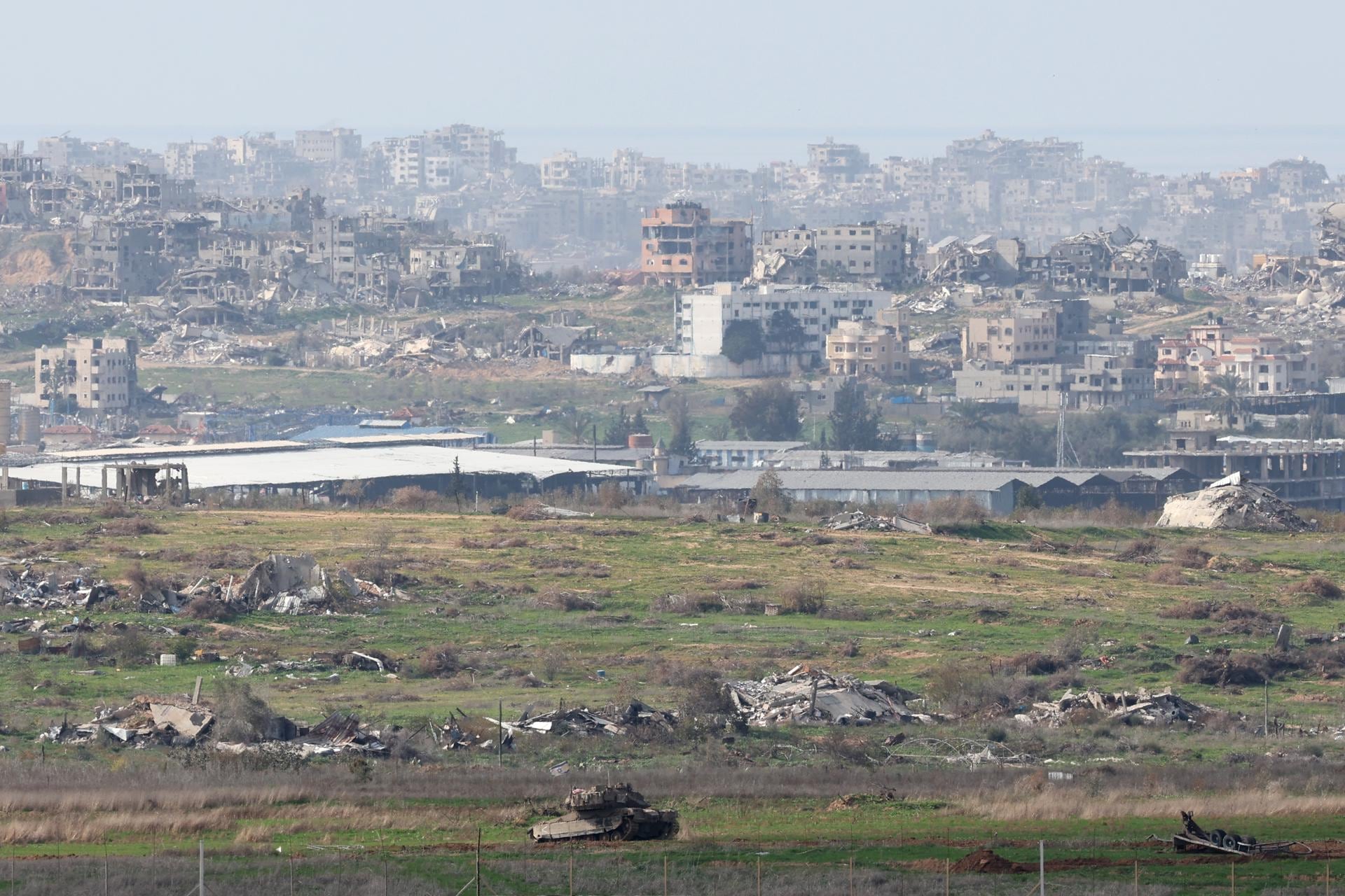 Un tanque israelí maniobra cerca de la Franja de Gaza, visto desde la frontera entre Israel y Gaza en el sur de Israel, el 19 de enero de 2025, en medio de un alto el fuego entre Israel y Hamás. Foto: EFE/EPA/ABIR SULTAN