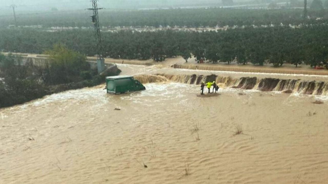 Así fue el rescate al conductor tras quedar atrapado por las fuertes lluvias