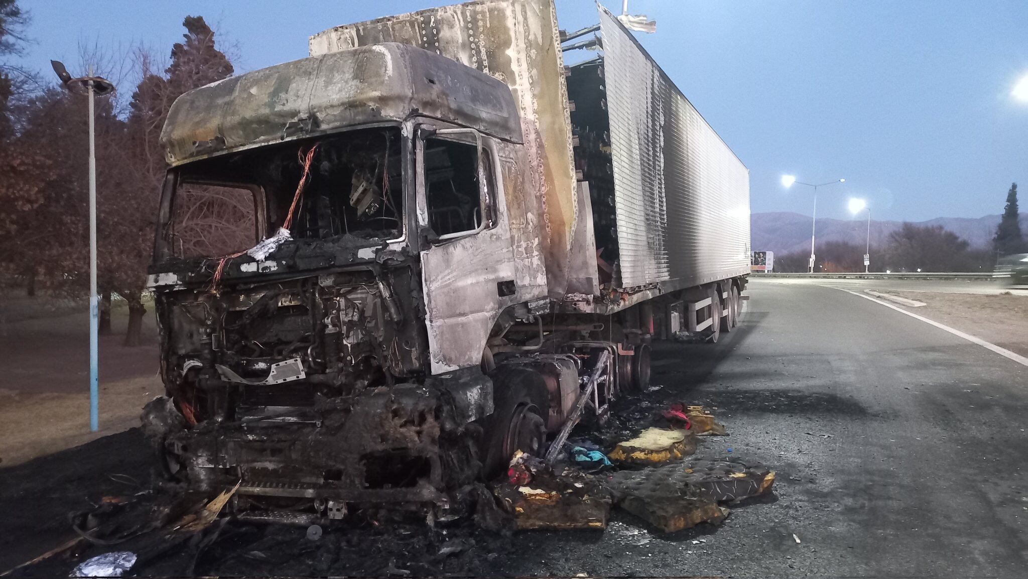 Un camión con carga de vinos se consumió en llamas en el Acceso Este. Foto: Matías Pascualetti.