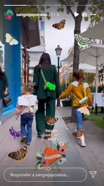 La China caminando con sus hijas, Magnolia y Rufina.
(Instagram @sangrejaponesa)