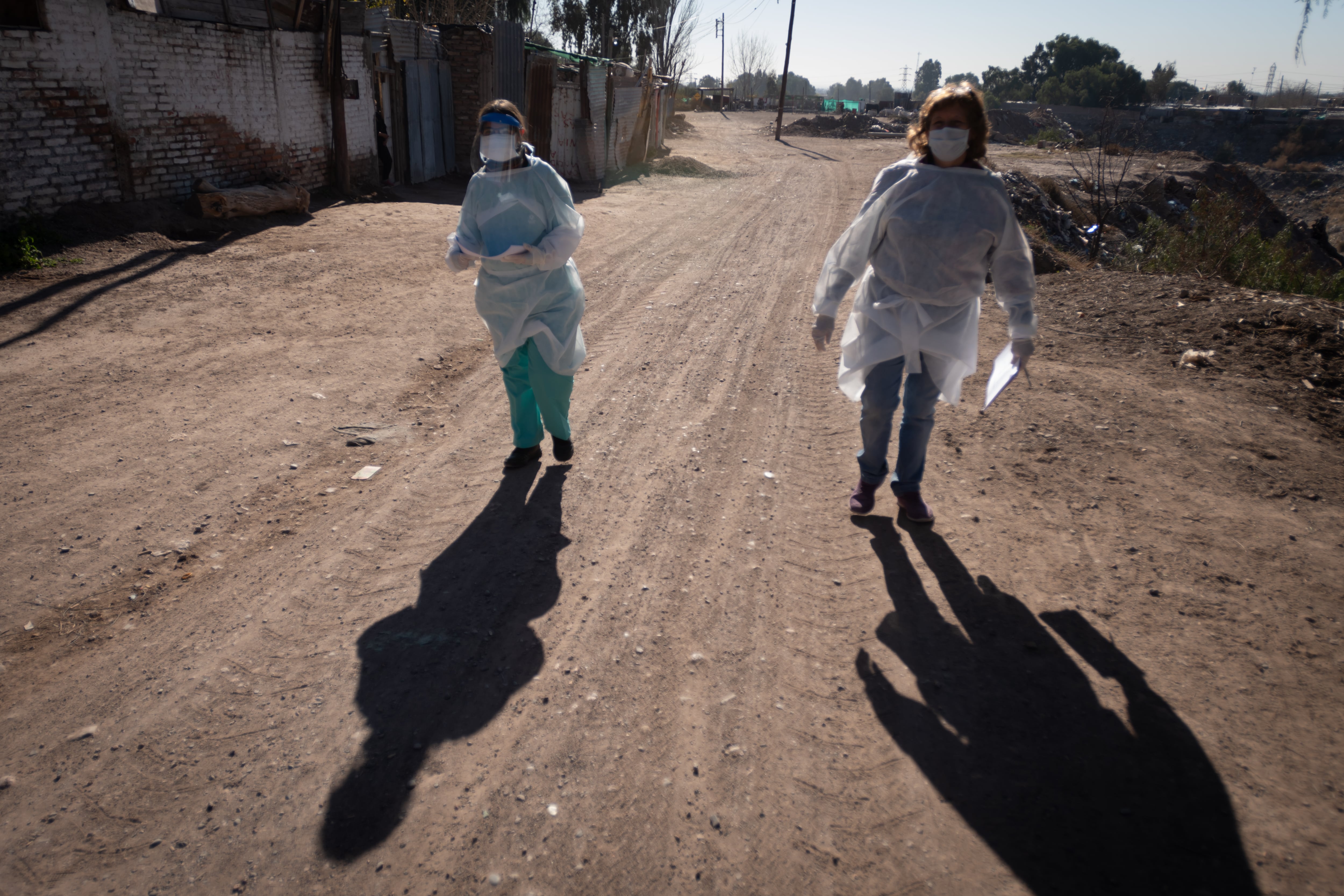 Por el aumento de casos positivos, son cada vez más intensos los operativos sanitarios en los barrios del Gran Mendoza.