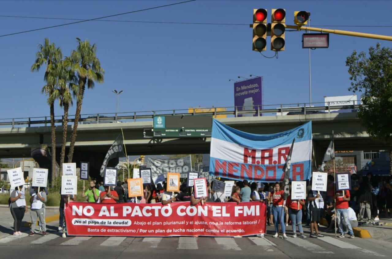 Una protestas con cortes en nudo vial y marchas por el centro mendocino generan caos vehicular. Foto: Orlando Pelichotti / Los Andes.