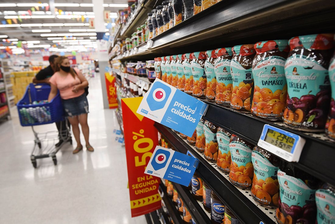 Las compras en supermerados con la tarjeta de débito en la que se cobra la AUH, generan devoluciones de hasta $1.000 por compra, por semana, de lunes a jueves. José Gutiérrez / Los Andes 