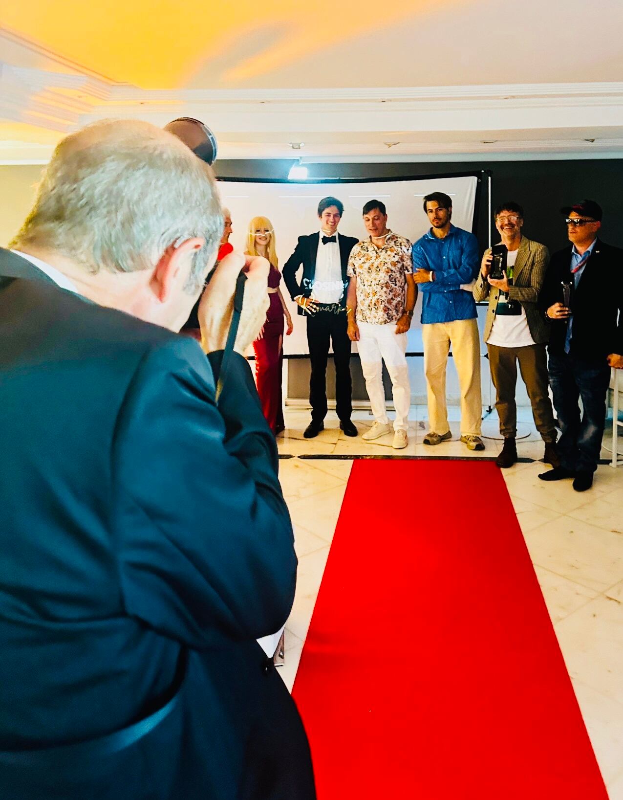 El director junto a otros en la alfombra roja del festival