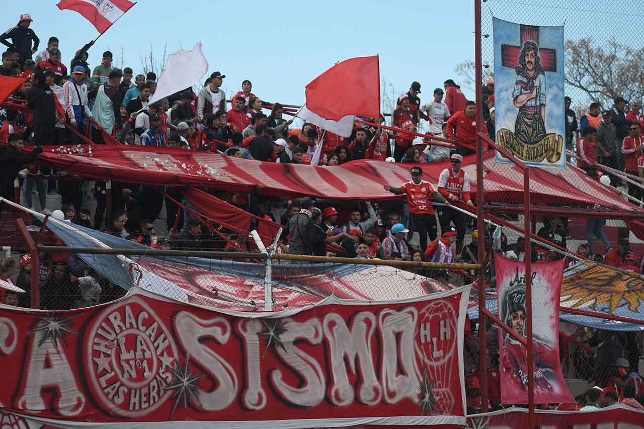 Fútbol Federal A Huracán Las Heras vs. Peñarokl de San Juan en cancha de Huracán

Foto: José Gutierrez / Los Andes 