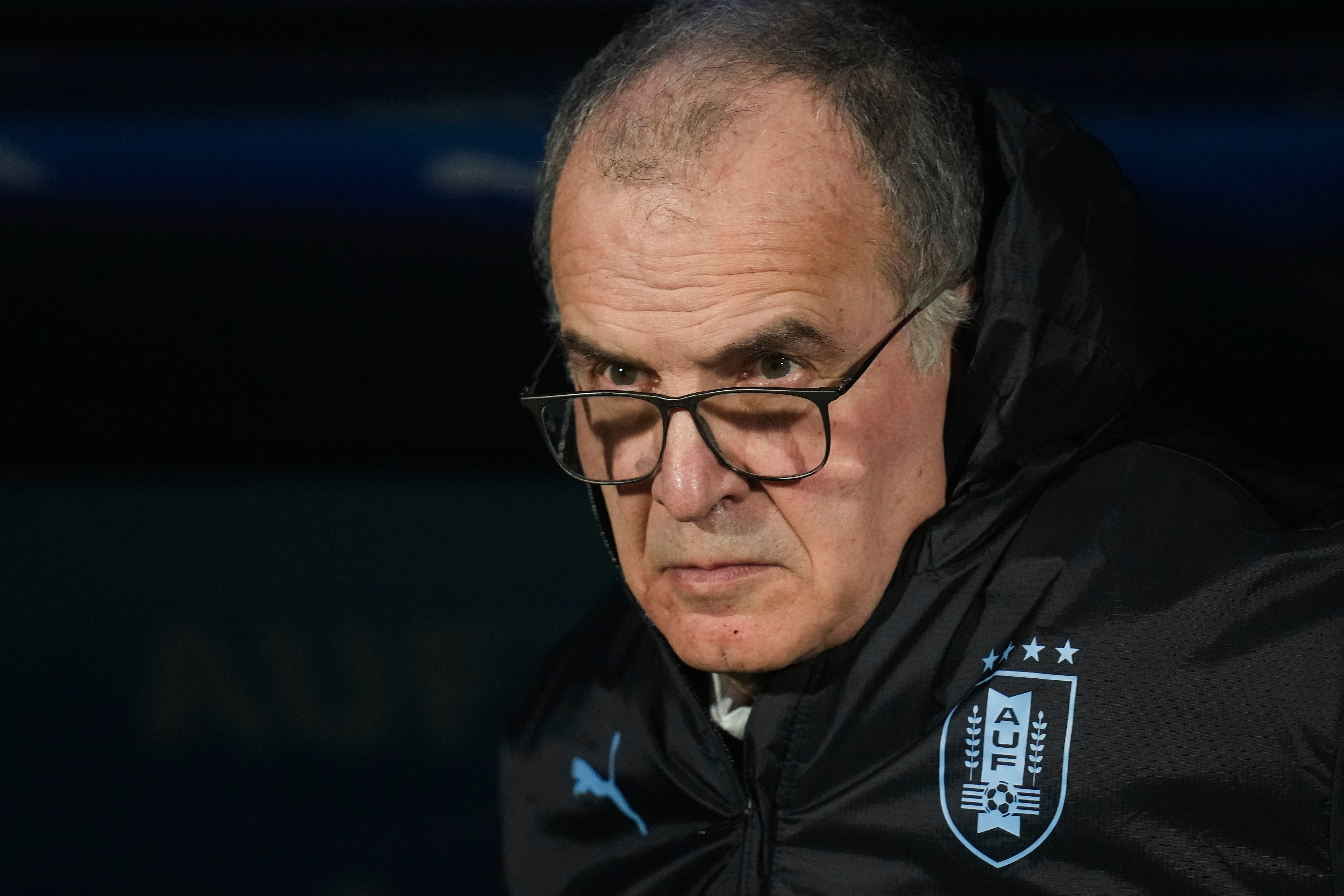 El argentino Marcelo Bielsa, seleccionador de Uruguay, mira el partido amistoso ante Nicaragua, el miércoles 14 de junio de 2023 (AP Foto/Matilde Campodonico)