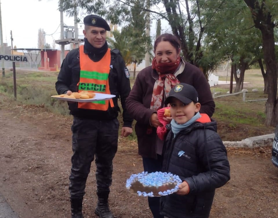 Patriotas y solidarios: policías de Canes del Este repartieron escarapelas y sopaipillas. | Foto: Ministerio de Seguridad y Justicia