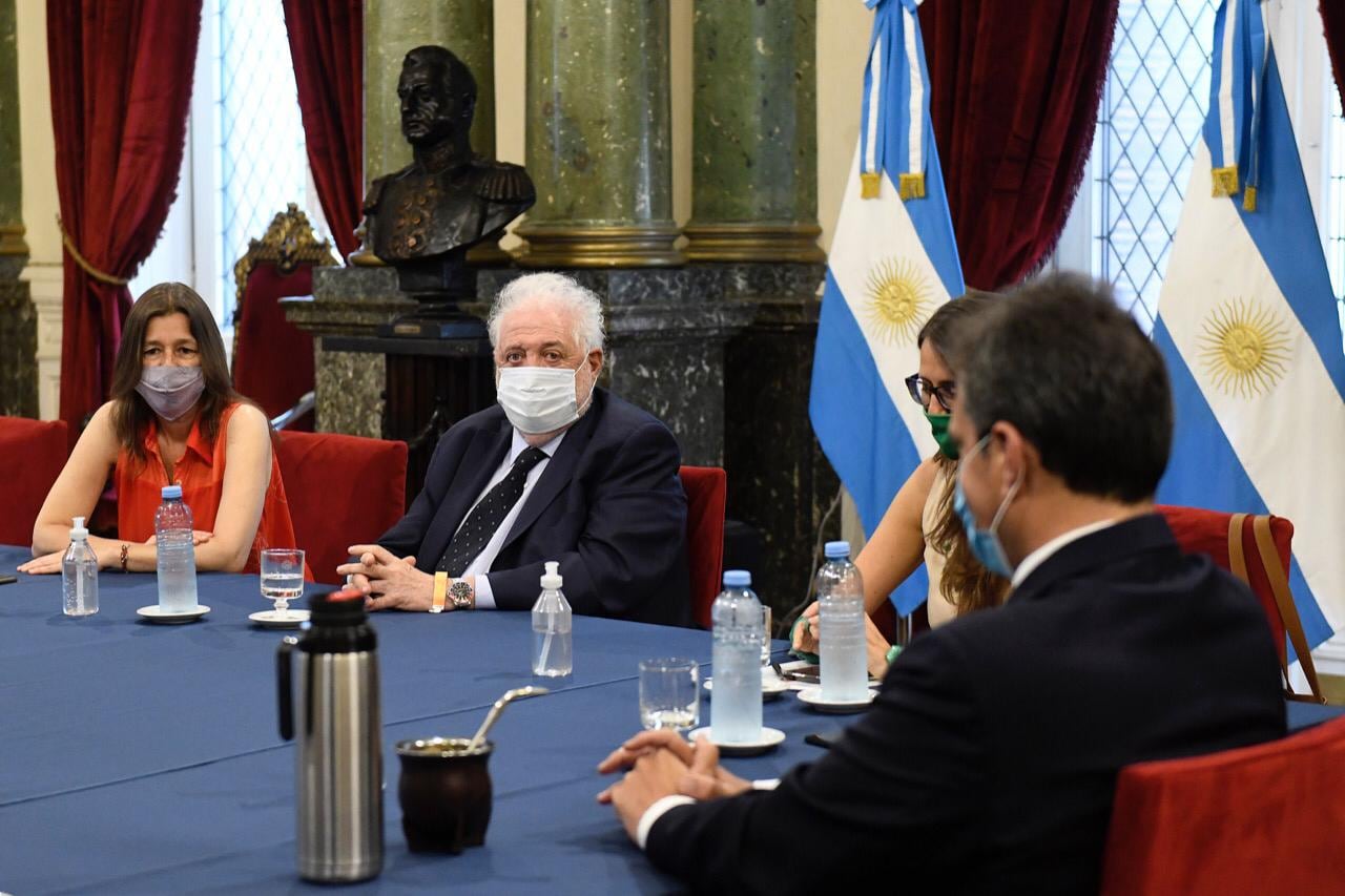 Los ministros nacionales fueron recibidos por el presidente de la cámara, Sergio Massa, para presenciar en directo la sesión especial que debate sobre la legalización del aborto en Argentina.