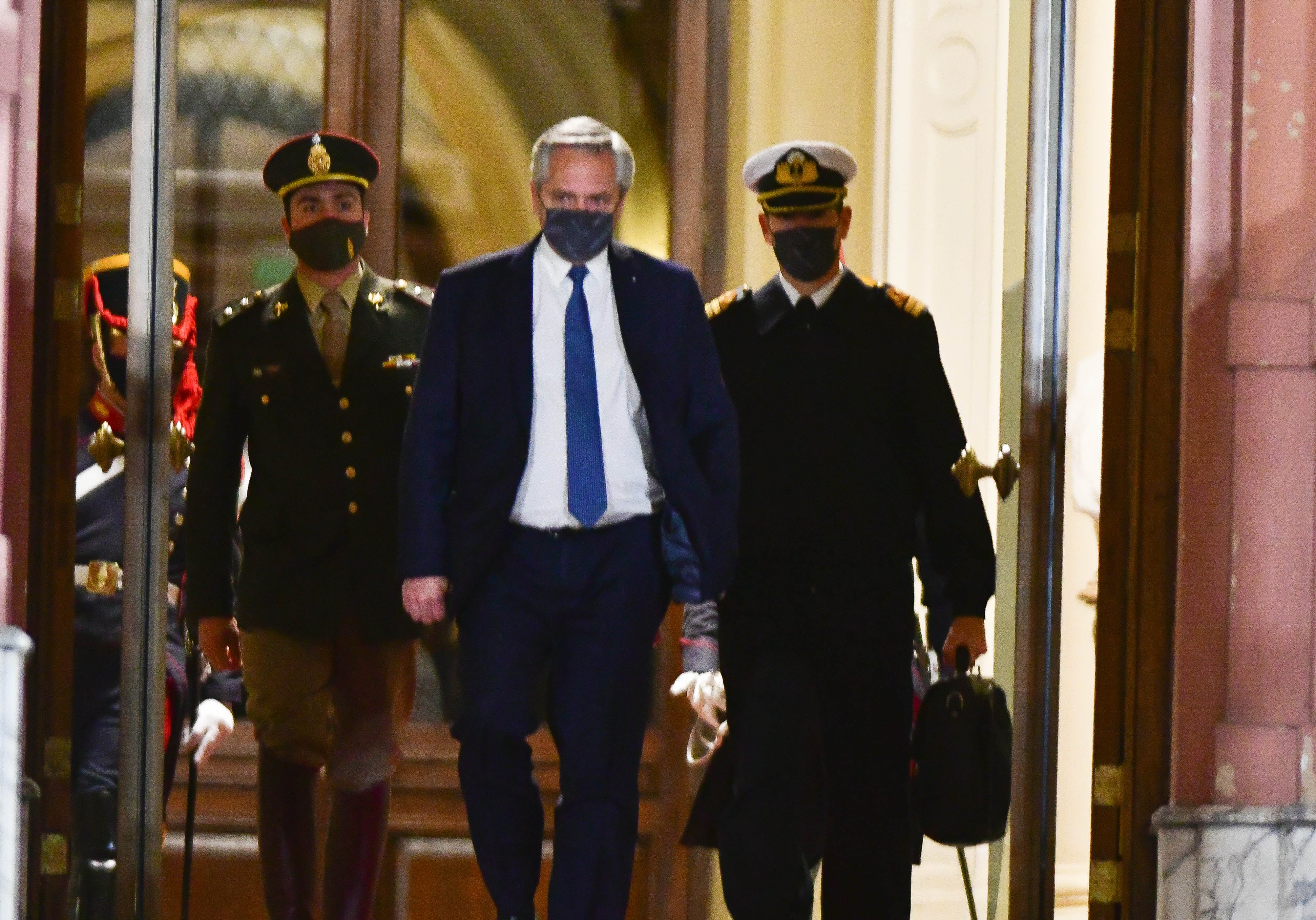 Alberto Fernandez saliendo de Casa Rosada el miércoles - Foto Federico López Claro / Corresponsalía 