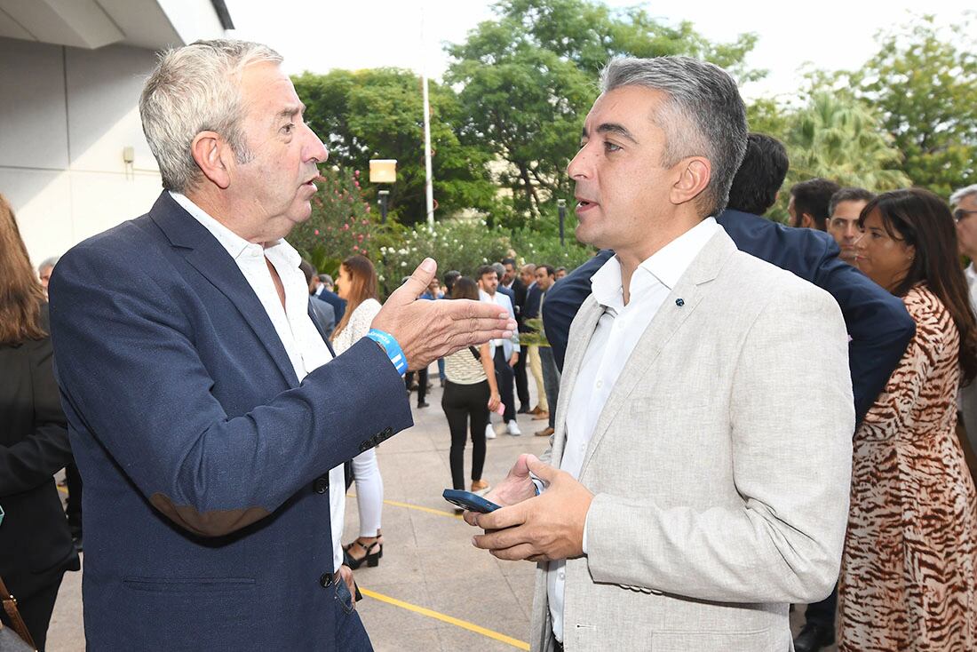 Julio Cobos junto al Intendente de Luján Sebastián Bragagnolo. Foto: José Gutiérrez / Los Andes