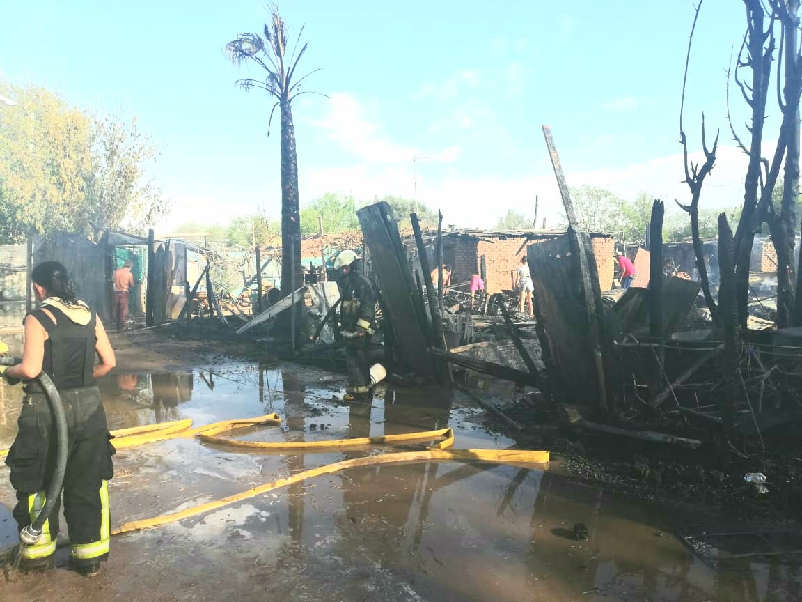 Ocho viviendas fueron destruidas por un incendio.