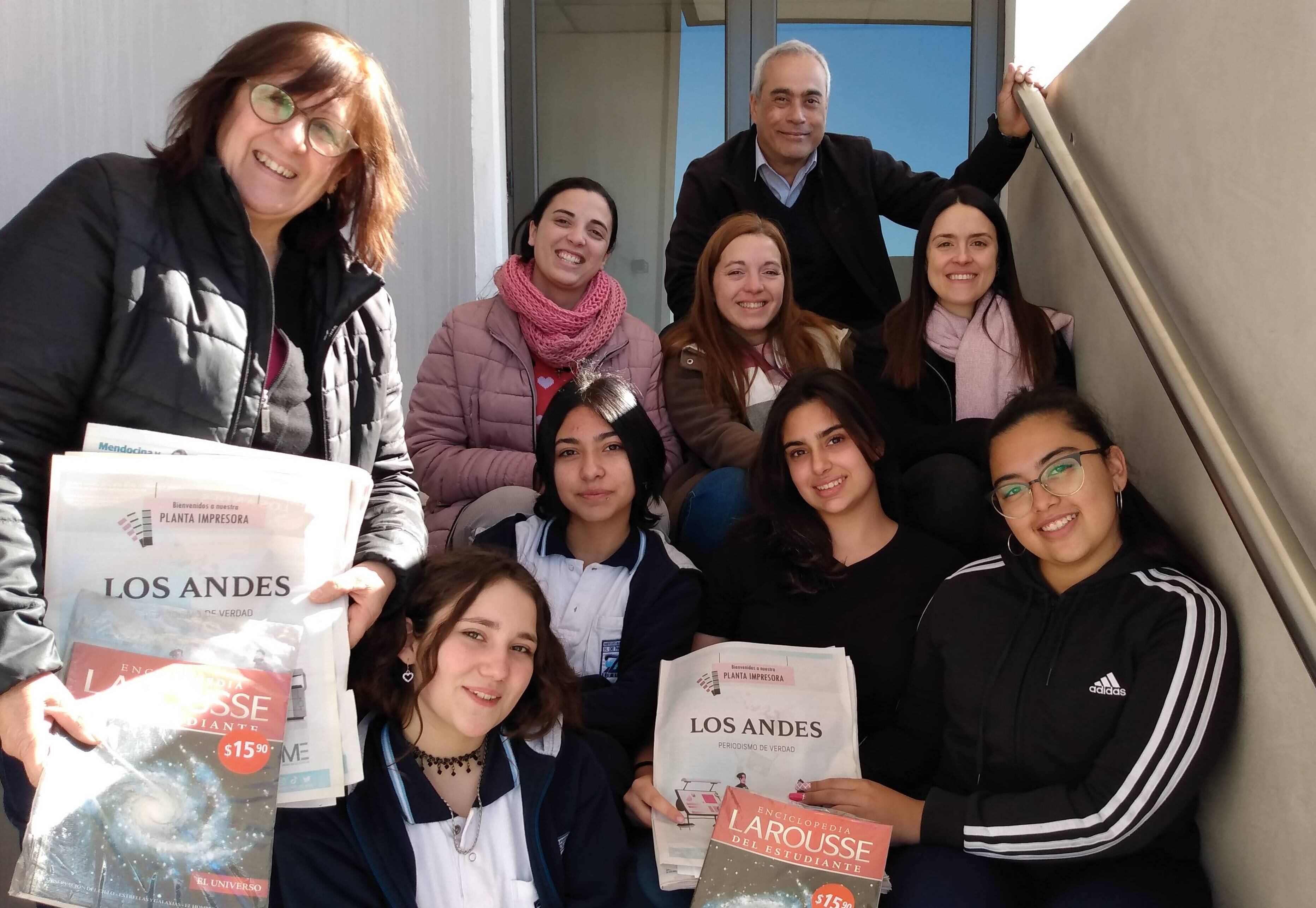 Martina, Macarena, Priscila y Milagros, acompañadas por los profesores Agustina Abdala, Vanesa Viñolo, Mabel Juan, Carolina Nieto y Daniel Álvarez.

