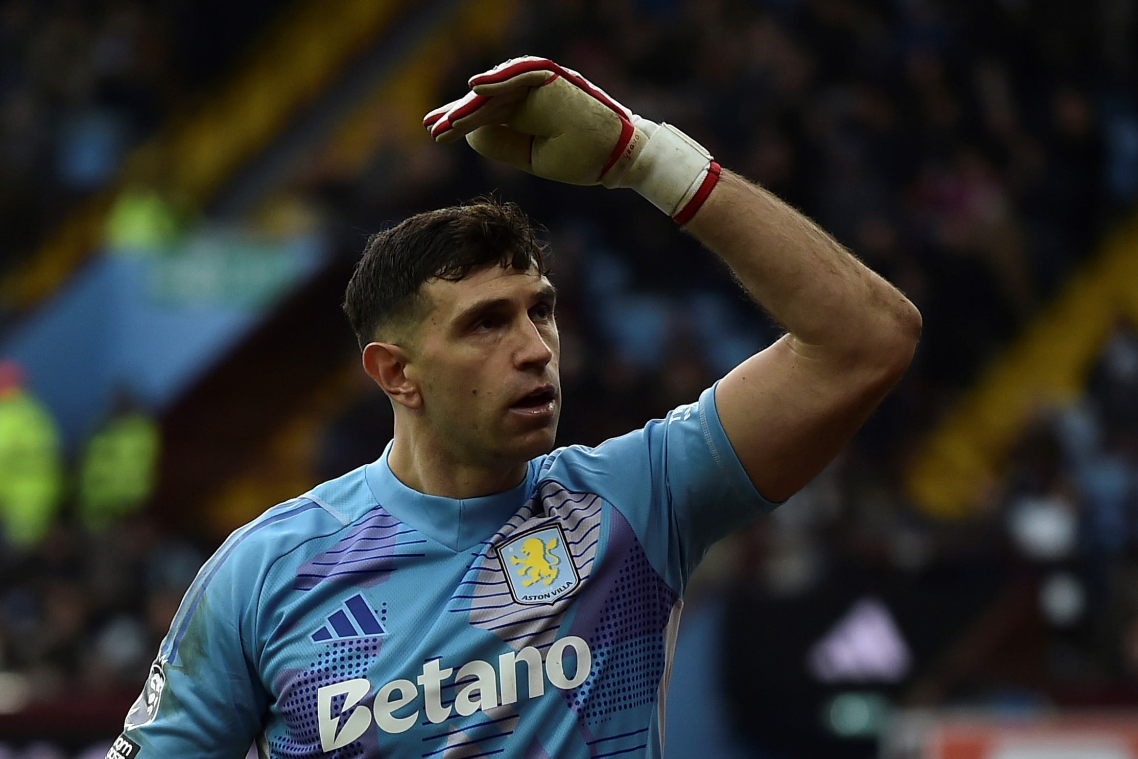 Gran momento del Dibu Martínez en el Aston Villa (AP)