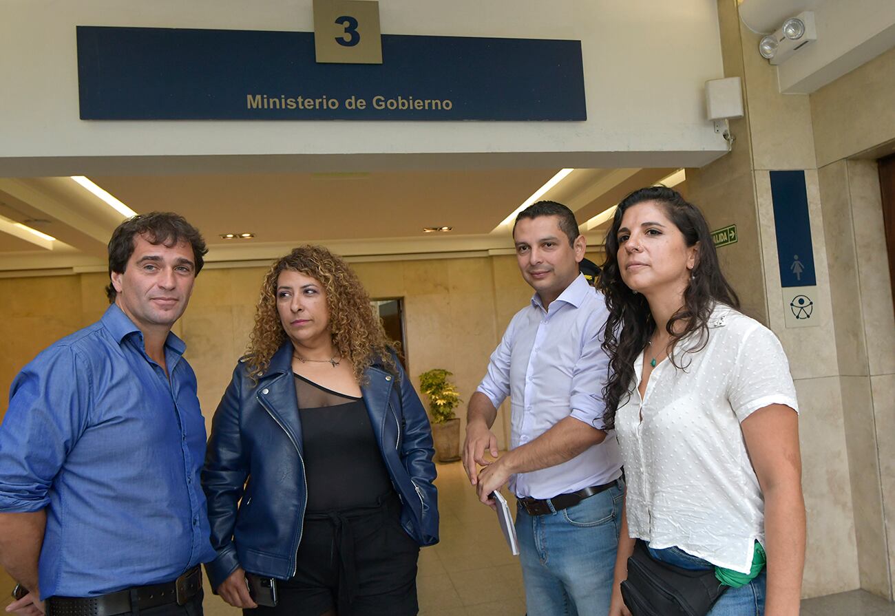 Gabriel Solano, del Frente de Izquierda y dirigente del Polo Obrero, pidió libertad para Martín Rodríguez y Lorena Torres, que están detenidos por las protestas piqueteras desde la semana pasada.


Foto: Orlando Pelichotti