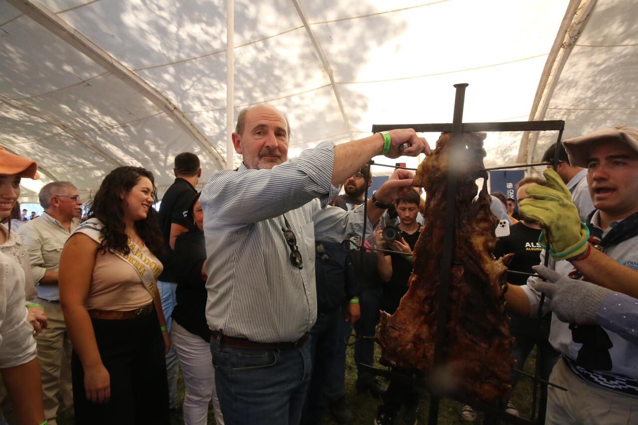 El ministro de Producción, Rodolfo Vargas Arizu, se dio el gusto de cortar un costillar en el Día de Campo.