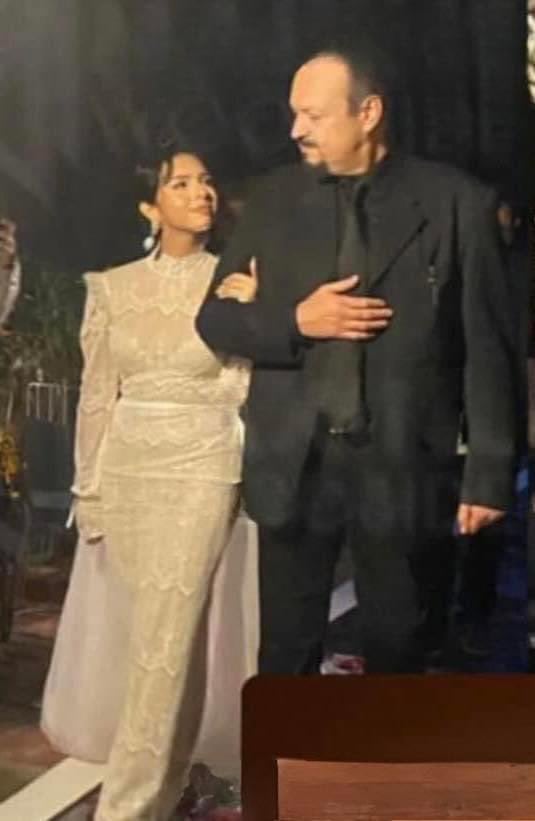 Ángela Aguilar junto a su papá, Pepe, en lo que sería su boda con Christian Nodal