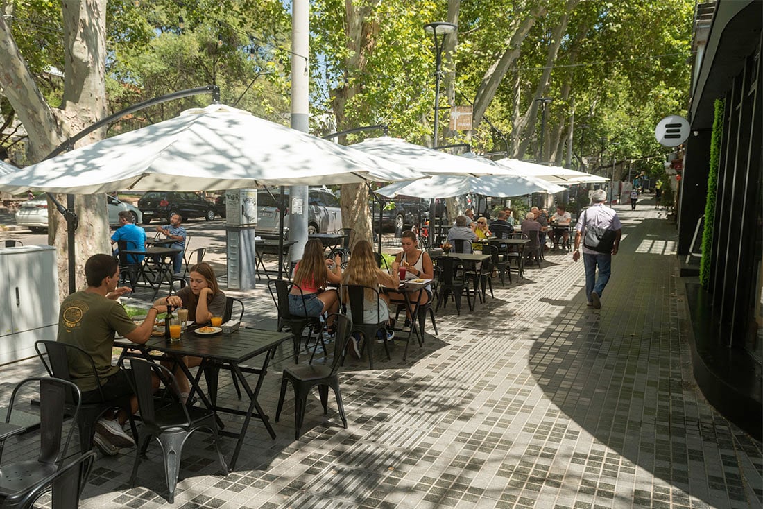 Bares y restaurantes de Mendoza no podrán tener corralitos fijos ni sombrillas oscuras en las mesas de la calle. Foto: Ignacio Blanco / Los Andes.