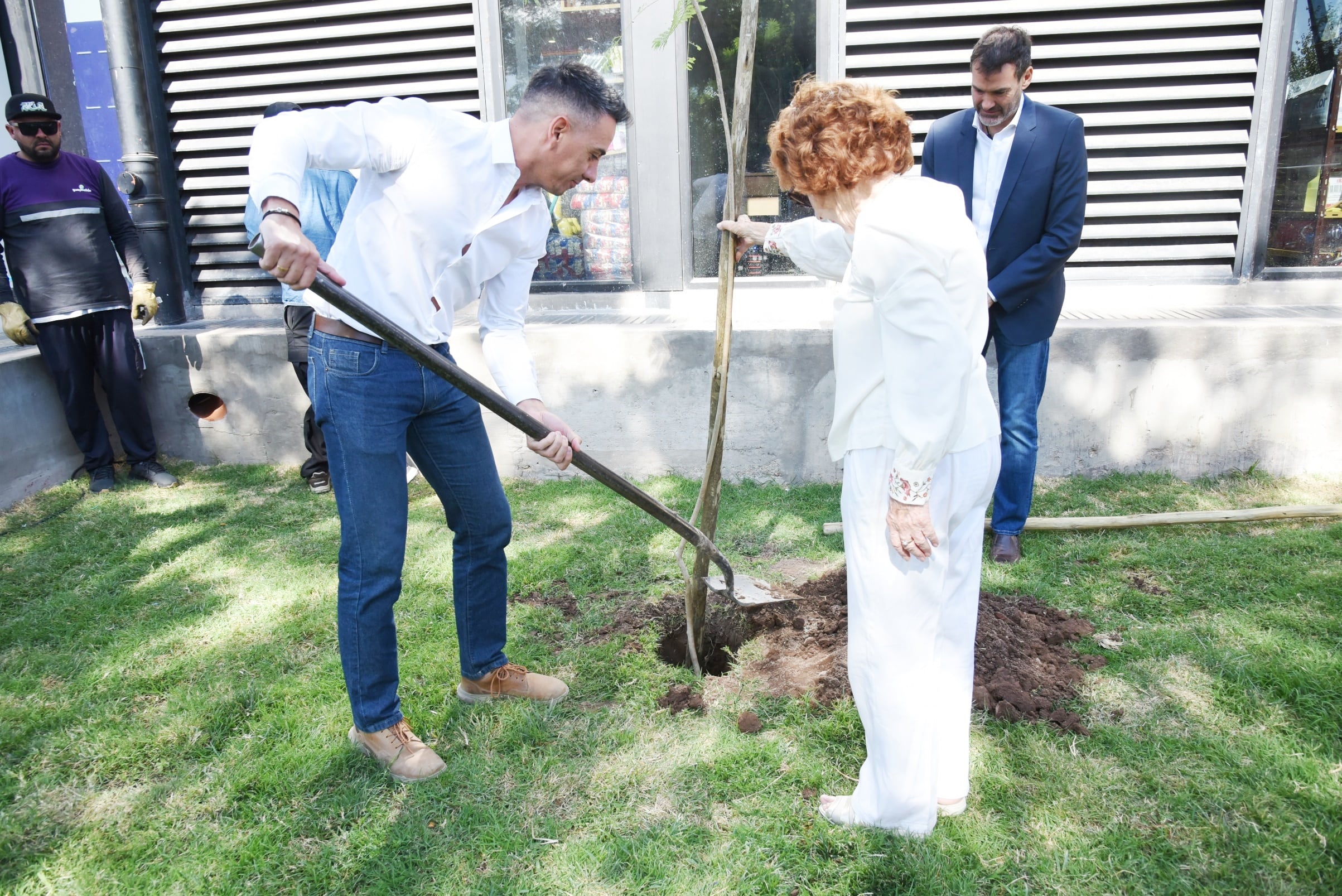 El intendente de Guaymallén, Marcos Calvente, junto a América Paz Razquin (hija de Bernardo Razquin y Juan Franco Badaloni, titular del directorio de la Terminal de Ómnibus de Mendoza. Foto: Gentileza Municipalidad de Guaymallén