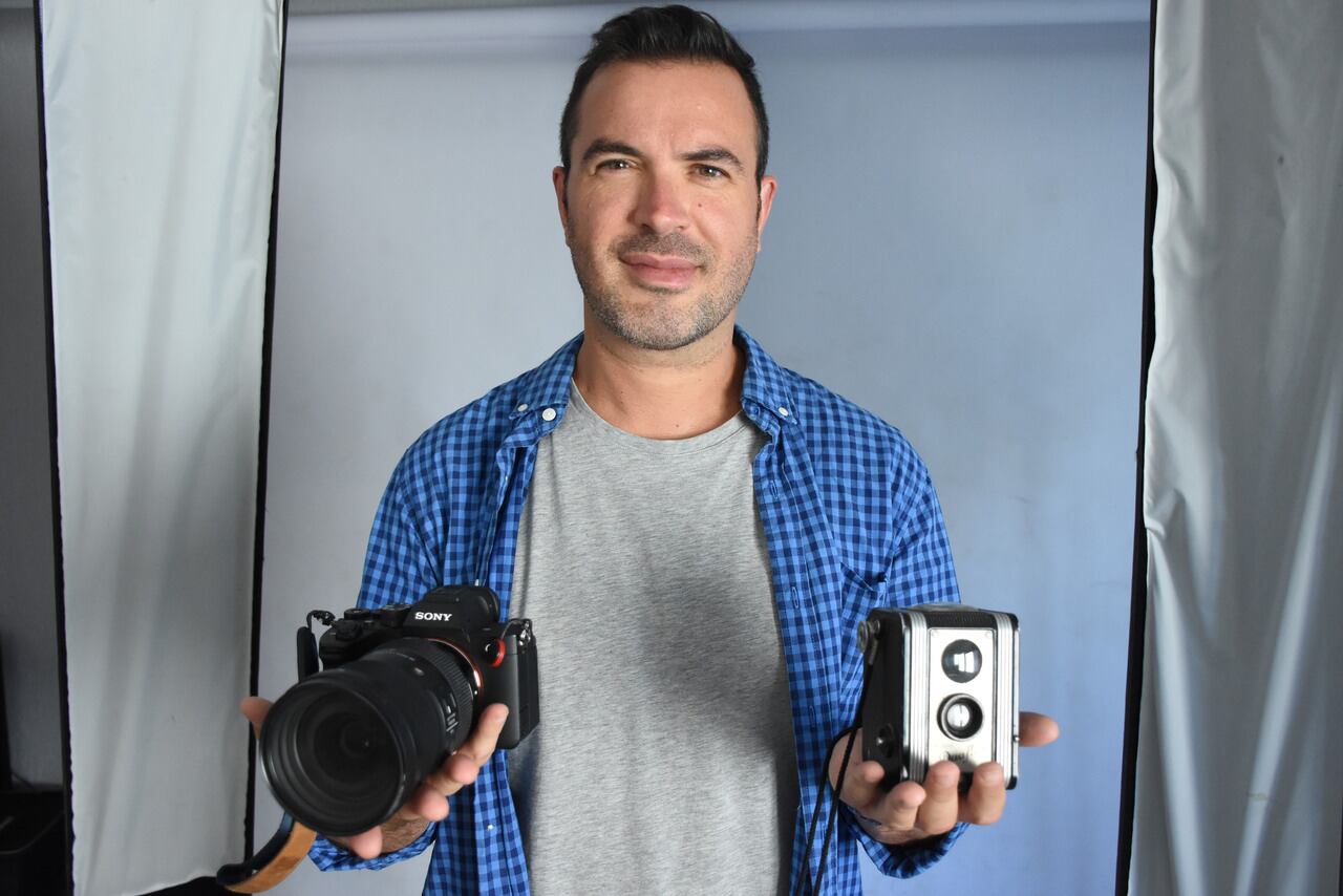 Martín Orozco, con su herramienta de trabajo actual y la máquina con la que mataba el aburrimiento en las siestas de su infancia. / Foto: Mariana Villa 