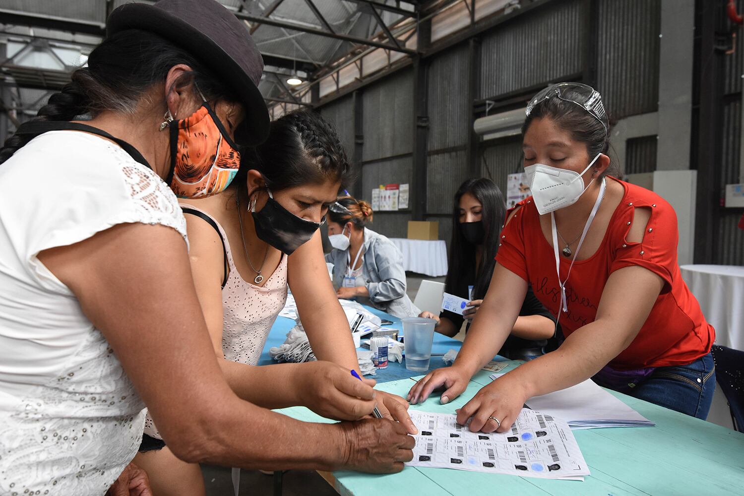 En la Nave Cultural de la ciudad de Mendoza los residentes bolivianos emitieron sus votos para elegir el próximo presidente de Bolivia.