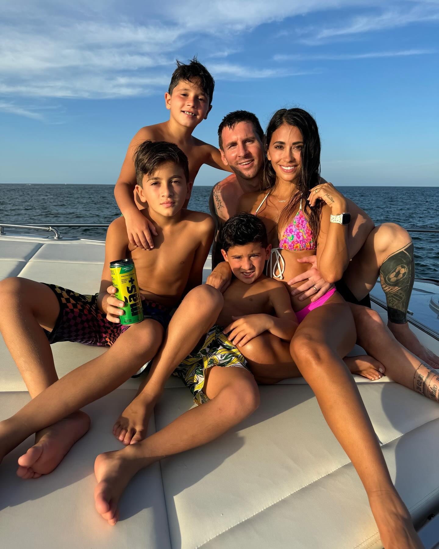 Lionel Messi y Antonela Roccuzzo salieron a navegar por el mar con sus hijos.