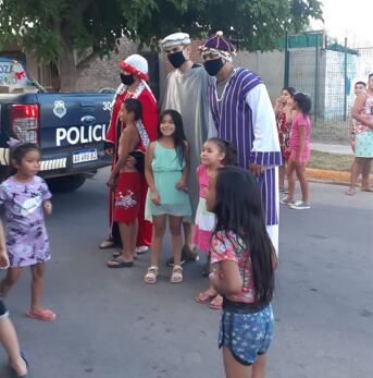 Los efectivos se adelantaron un día a la celebración y llenaron con regalos a pequeños de los barrios “Aconcagua” y “Sol y Esperanza”.