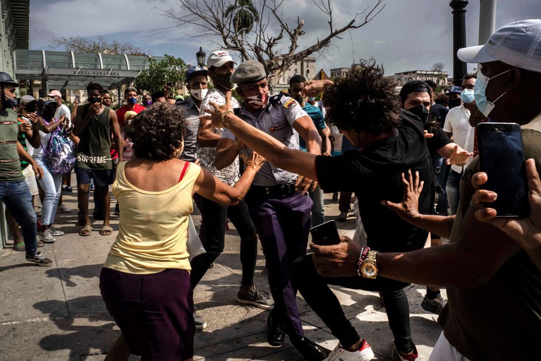 La policía detiene a un manifestante antigubernamental durante una protesta en La Habana - AP 