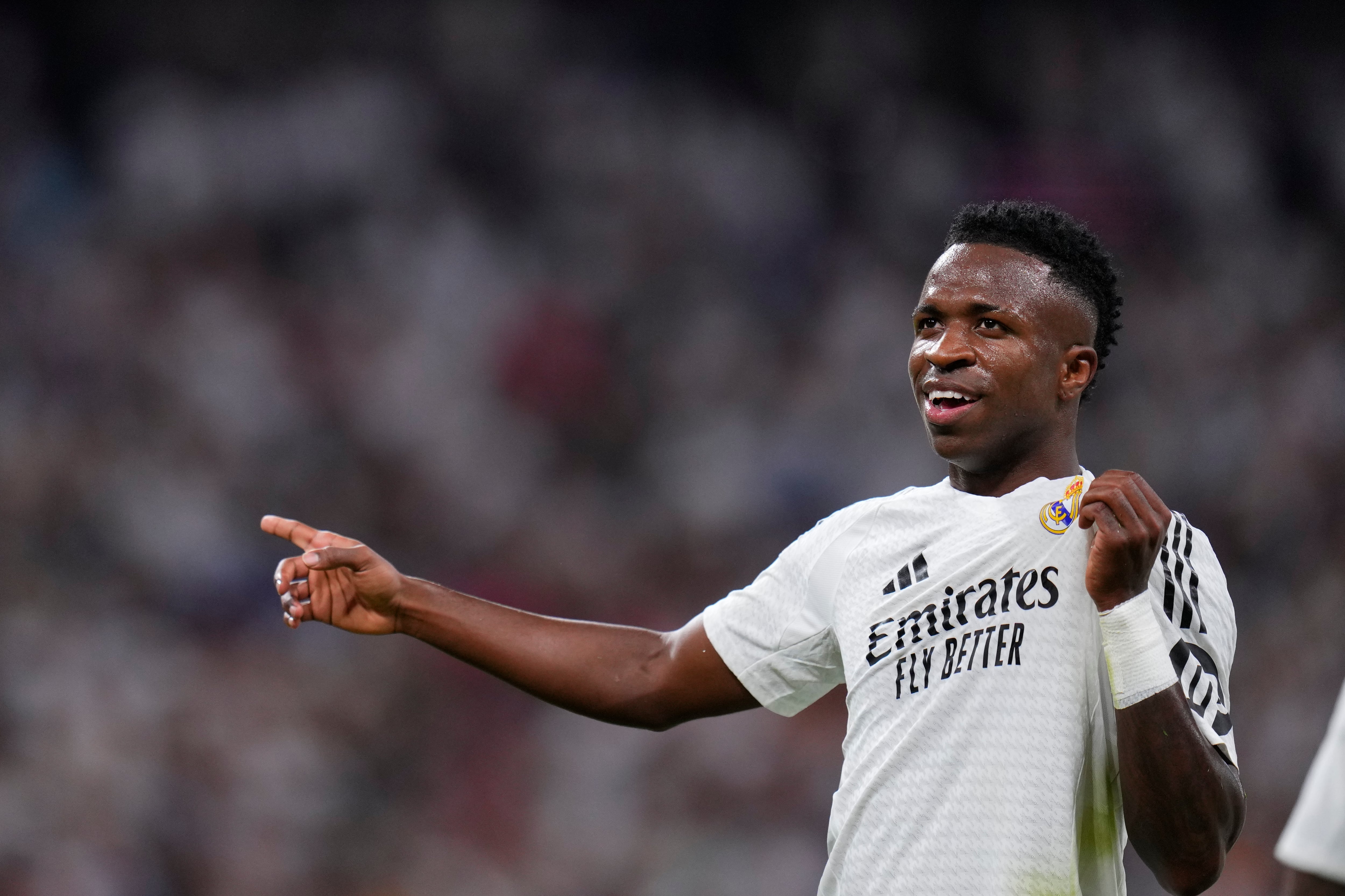 Vinicius Junior celebra tras anotar el segundo gol del Real Madrid ante Espanyol en la Liga española, el sábado 21 de septiembre de 2024, en Madrid. (AP Foto/Manu Fernández)