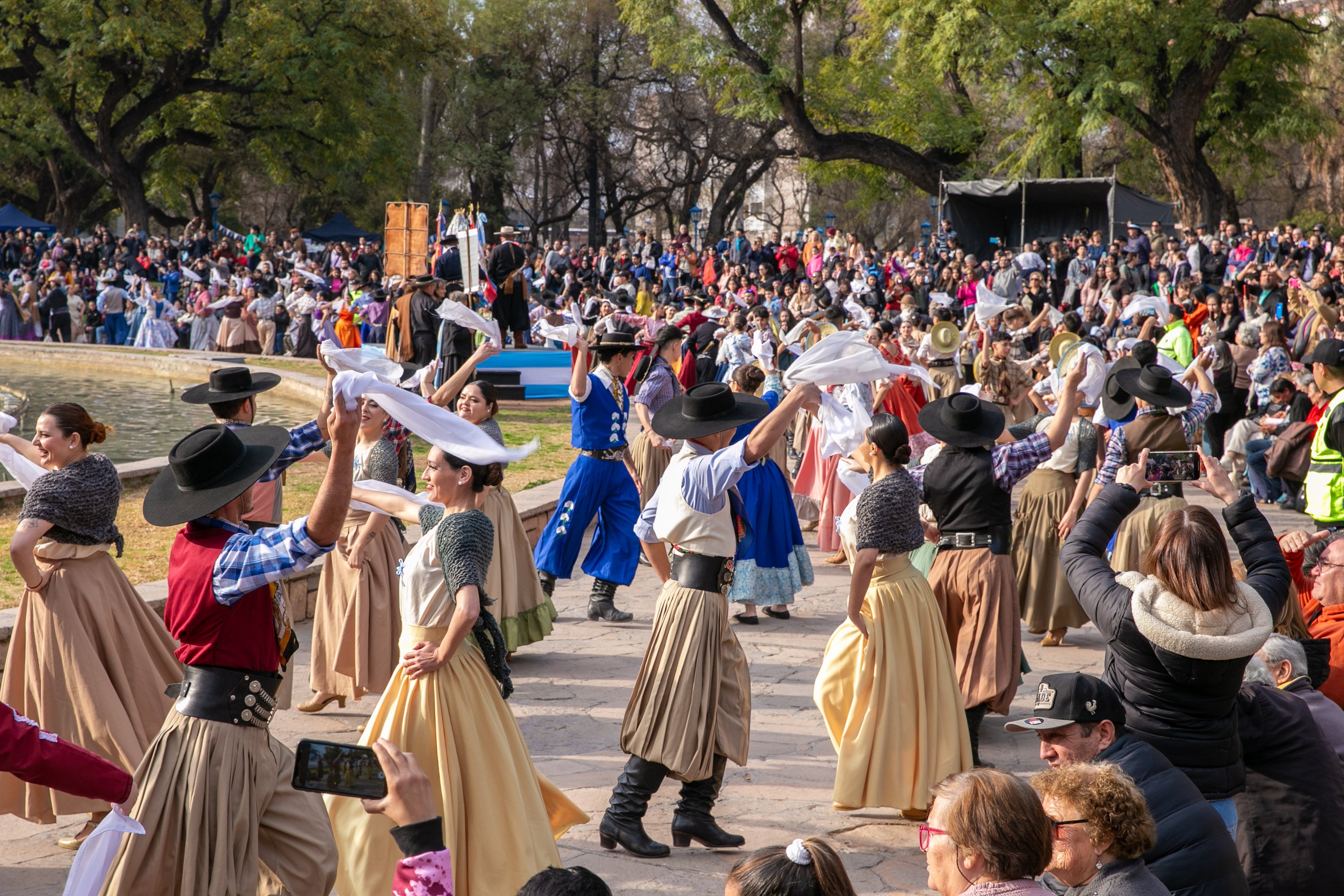 Una multitud homenajeó al General San Martín en la plaza Independencia