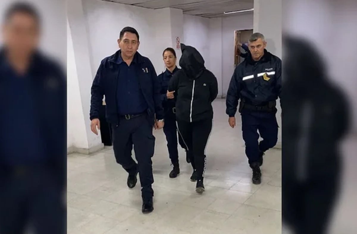 El momento en que trasladan a Marina Abigail Silva, la mujer policía acusada del doble crimen de sus hijos en San Luis (Gentileza / El Diario de la República)